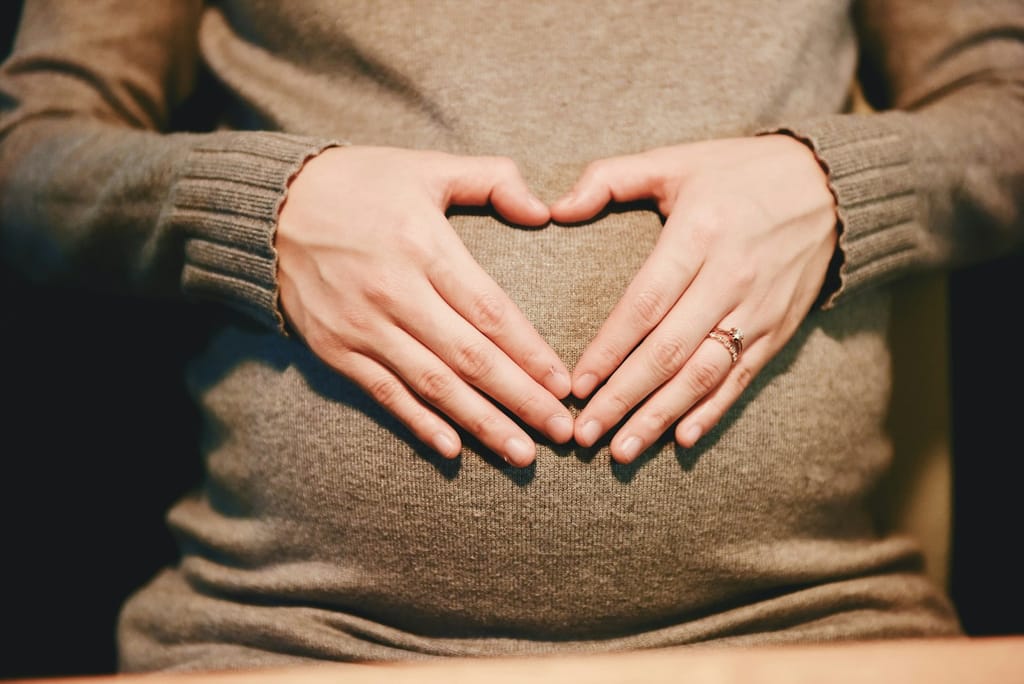 Mujer embarazada con información sobre diabetes gestacional